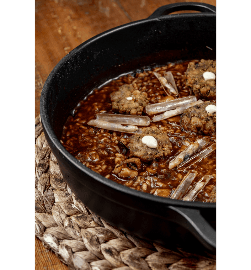 Un plat de riz, prêt à servir.