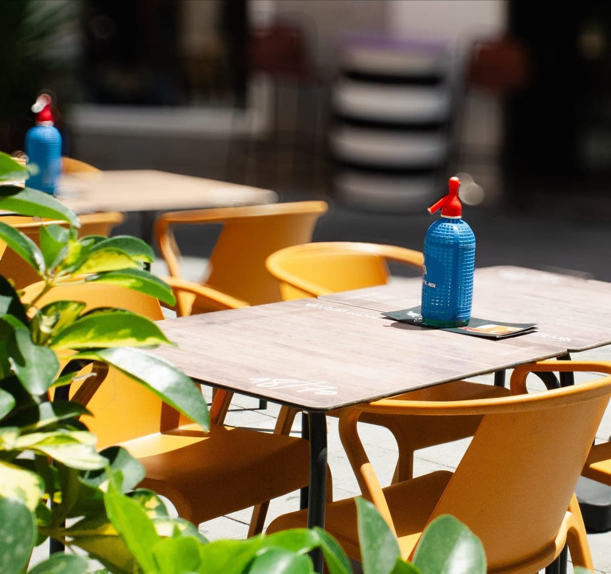 Terraza al aire libre, en el corazón del pueblo, con el mar justo delante