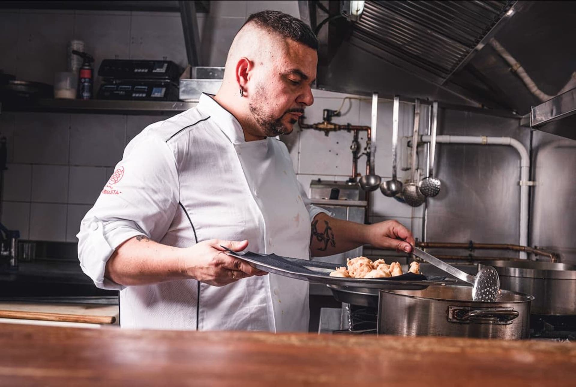 El chef Marc preparant un plat en la cuina del restaurant La Subhasta.