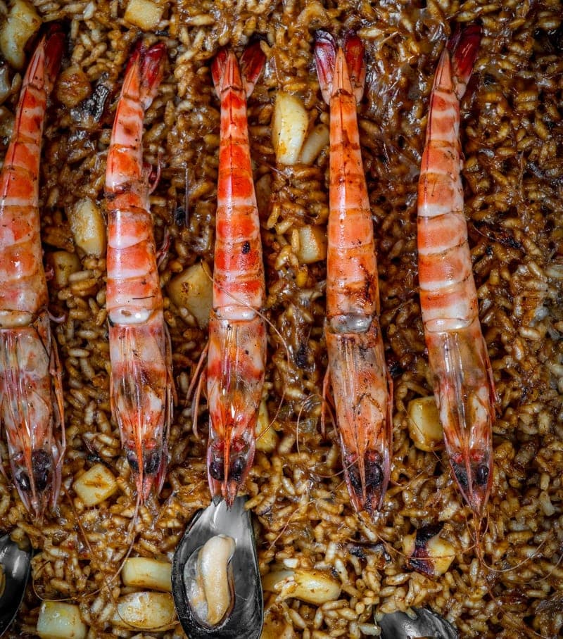 Crevettes servies sur riz.