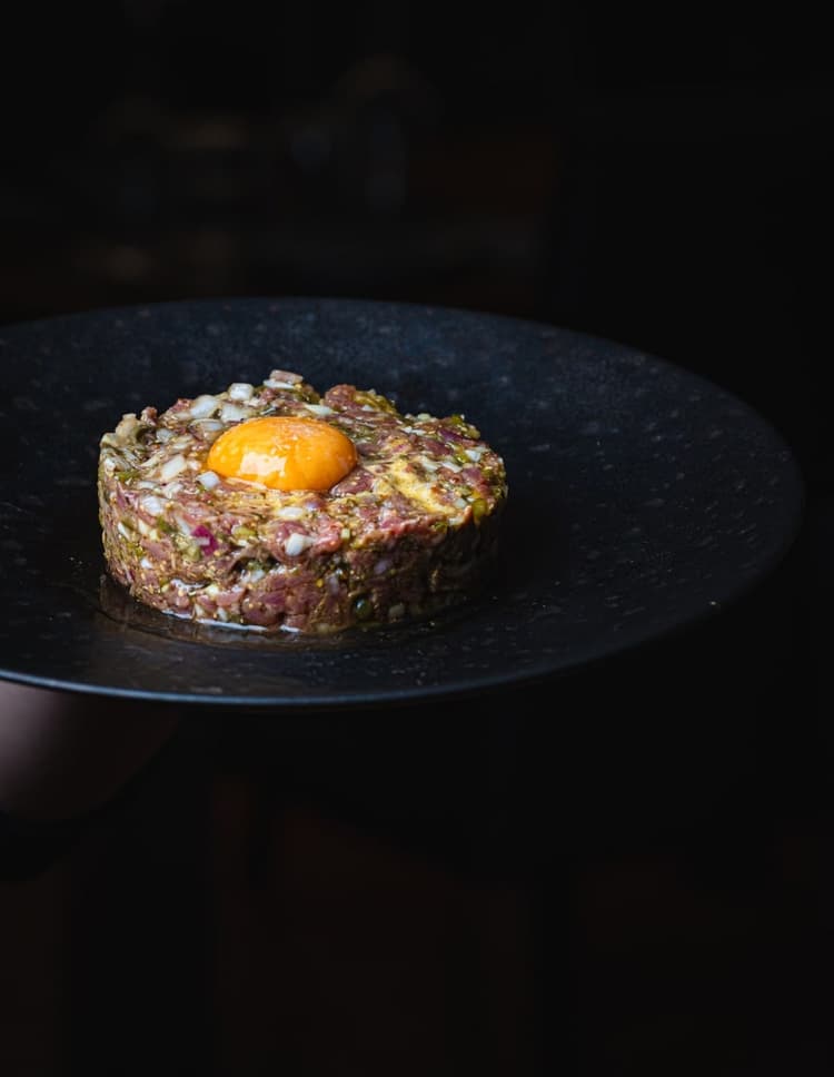 Tartare avec œuf.