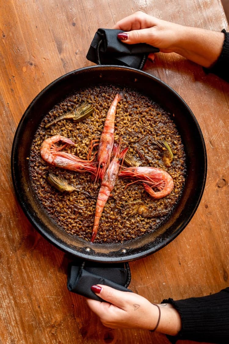 Paella avec des crevettes.