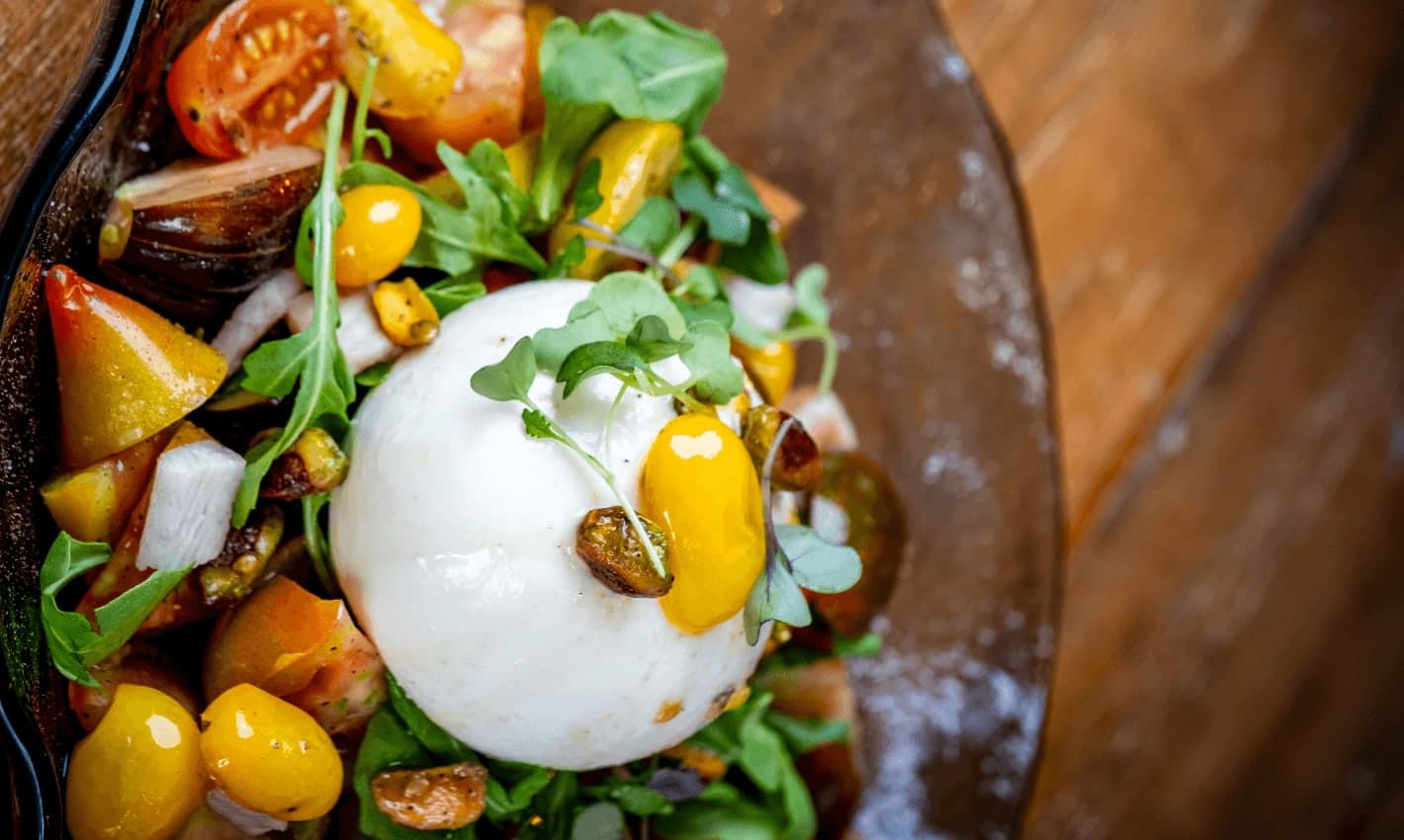 Receta: Ensalada con tomate, burrata y ánguila ahumada